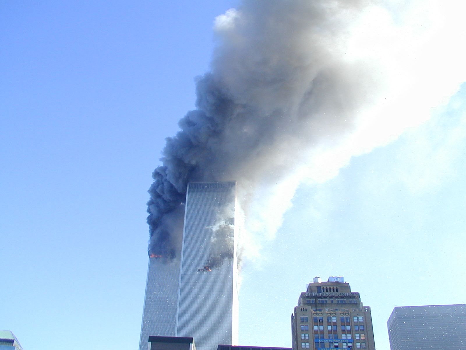 Сколько этажей было в башнях близнецах. Башни Близнецы 2003. Башни Близнецы Ижевск. Башни Близнецы 11 сентября. Самолёт врезался в небоскрёб.